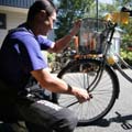 自転車を修理する
